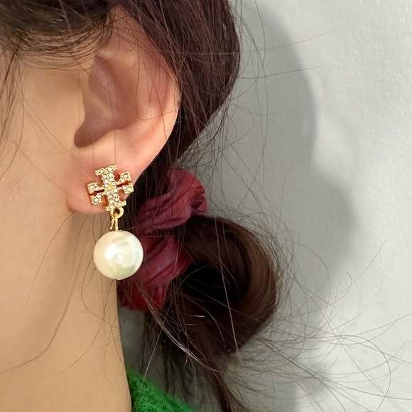 Authentic Tory Burch Classic Logo Pearl Earrings 80% off - Picture 10 of 10